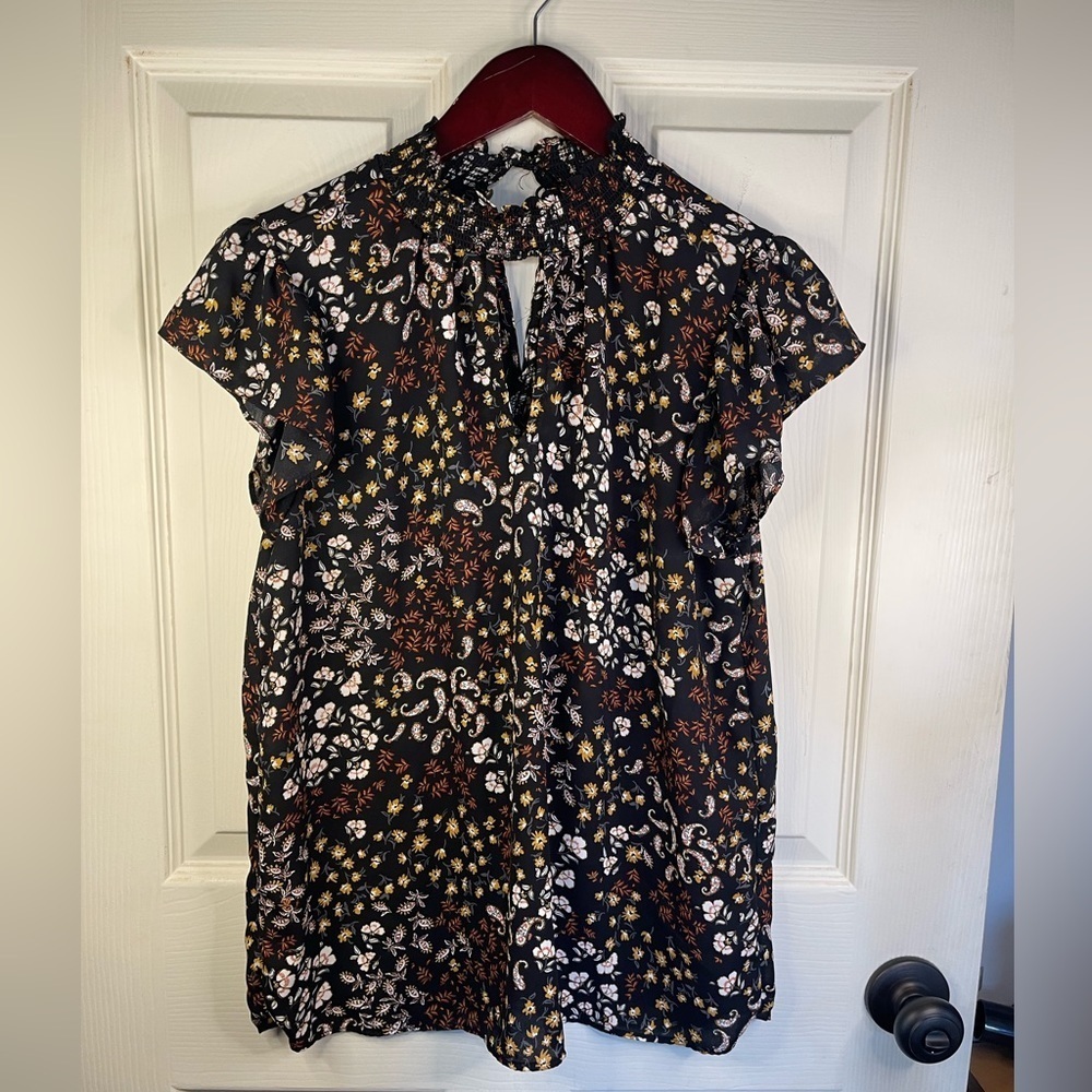 Maurice’s short sleeve floral blouse with key hole in the‎ front and back.